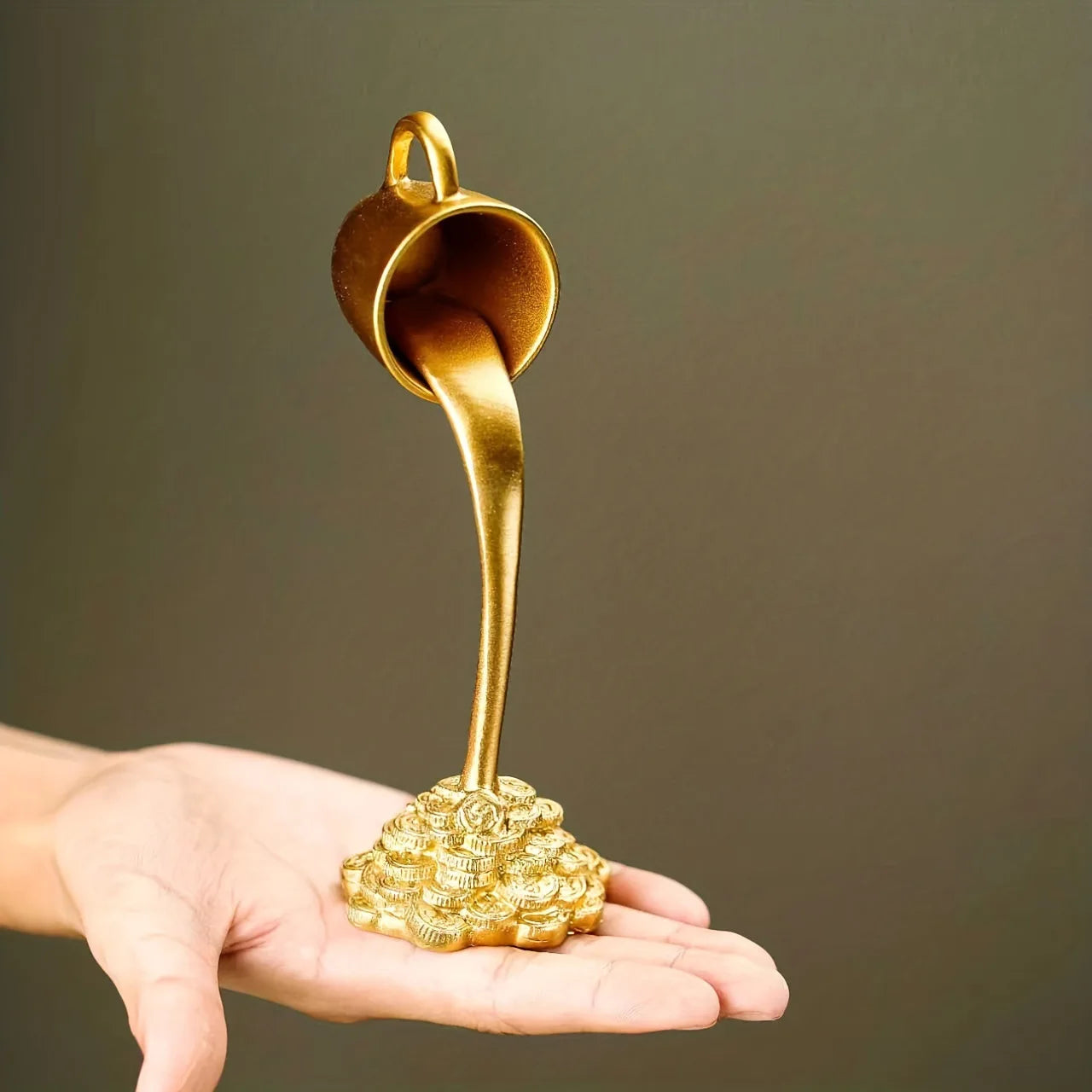 Floating Liquid Gold Mug Sculpture – Magic Pouring Desktop Décor